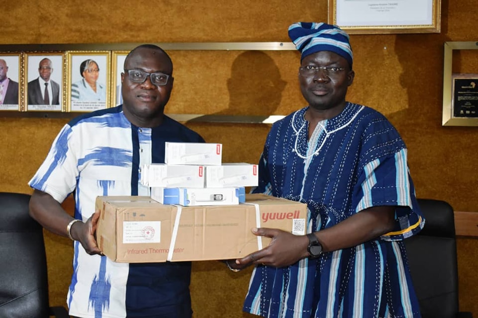 Burkina Faso : La Fondation BE A MERCY offre 12 000 thermomètres numériques au Ministère de la Santé