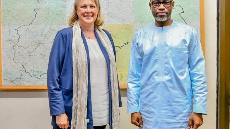 Renforcement de la coopération bilatérale entre les États-Unis et le Burkina Faso : L’ambassadrice Joann M. Lockard rencontre le ministre Émile Zerbo