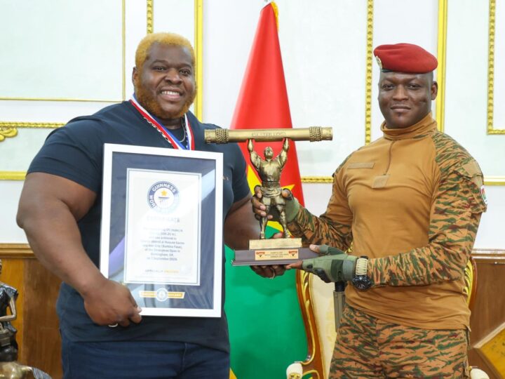 Log lift : le champion du monde présente son trophée au Président du Faso