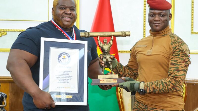 Log lift : le champion du monde présente son trophée au Président du Faso