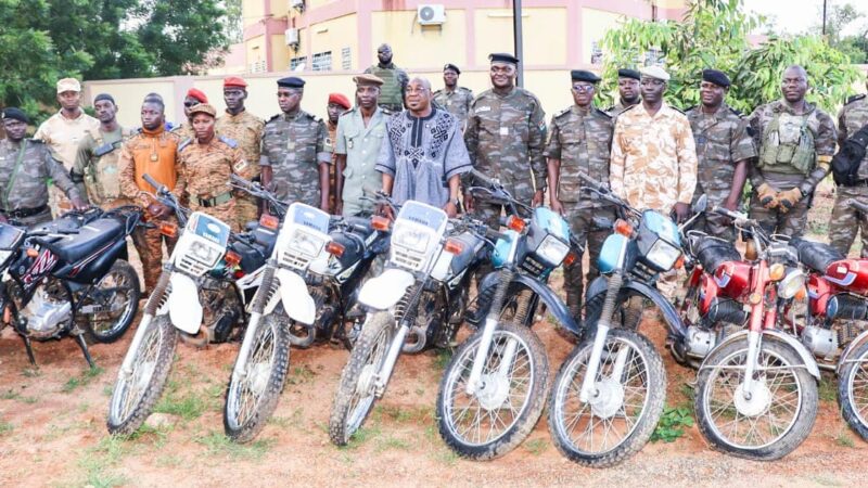 Visite de terrain du DG des Douanes dans le Centre-Est : 77 motos offertes aux FDS pour renforcer la sécurité