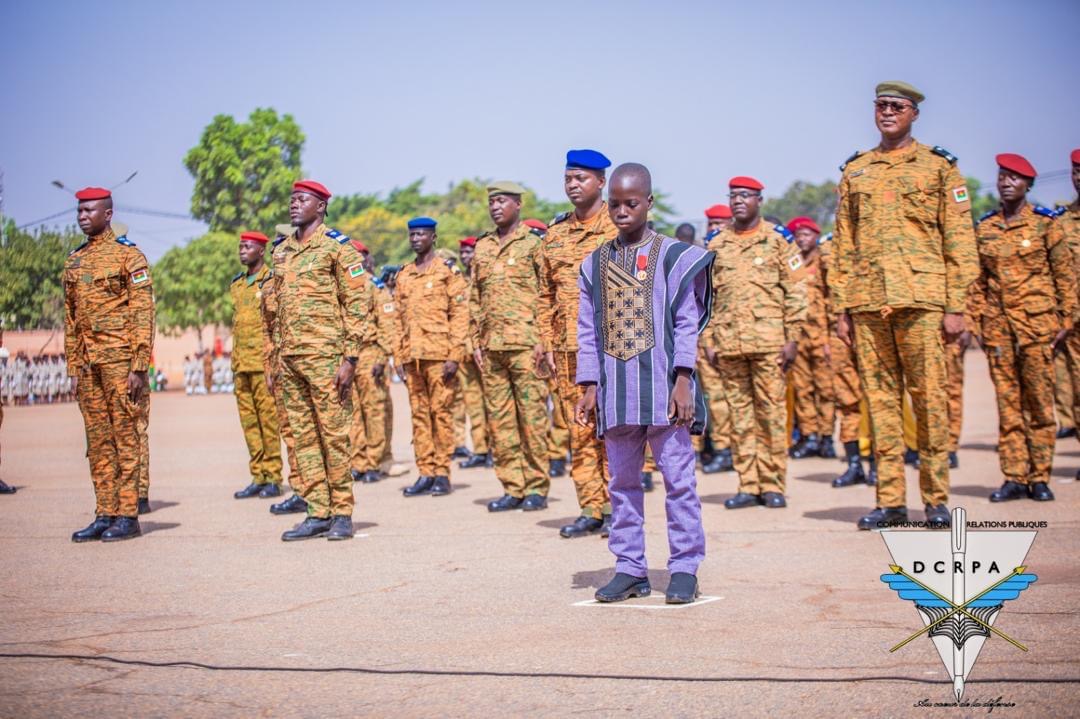 64e anniversaire de l’armée Burkinabè : Décoré à 12 ans pour avoir sauvé une fillette tombée dans un puits