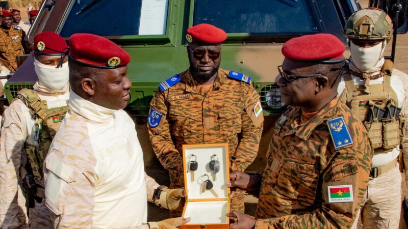 Lutte contre le terrorisme : de nouveaux engins logistiques et de combat remis à l’armée