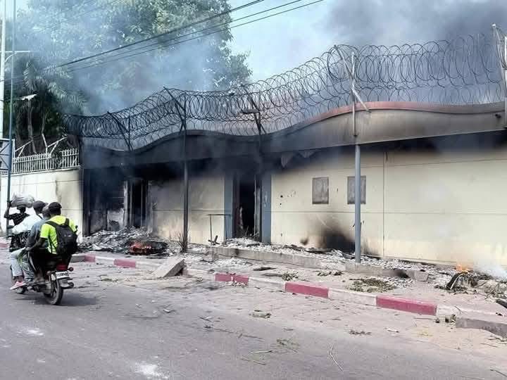 Incidents à Kinshasa : L’ambassade de France incendiée lors de manifestations contre le soutien présumé au M23