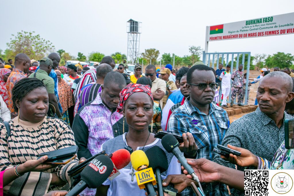 « Nous avons un Chef d’État qui aime ses concitoyens, qui aime le travail et qui aime un peuple qui se bat pour l’autosuffisance alimentaire », indique Elise OUEDRAOGO, la représentante des bénéficiaires.