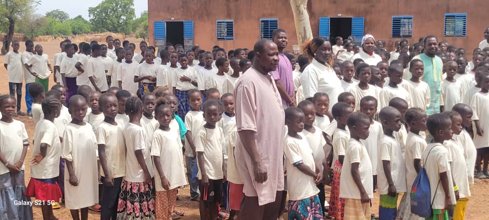 Tanghin Dassouri: COTEXA fait don de 400 t-shirts à l’école primaire de Ouégalga