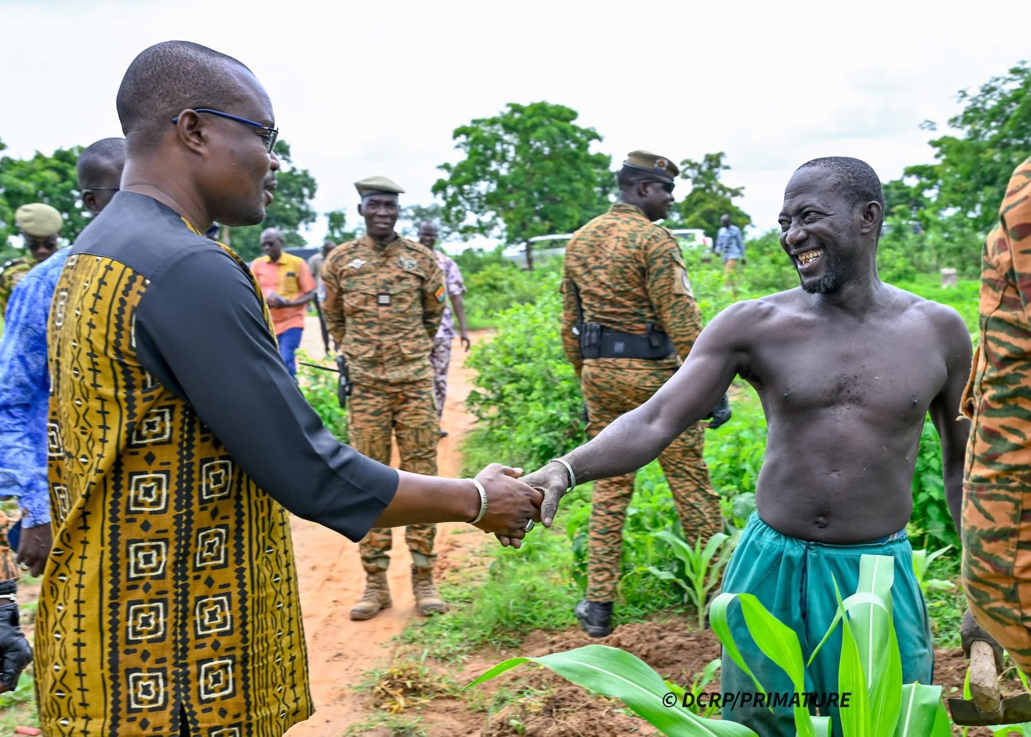 𝐂𝐚𝐦𝐩𝐚𝐠𝐧𝐞 𝐚𝐠𝐫𝐢𝐜𝐨𝐥𝐞 : 𝐥𝐞 𝐏𝐫𝐞𝐦𝐢𝐞𝐫 𝐦𝐢𝐧𝐢𝐬𝐭𝐫𝐞 𝐚𝐩𝐩𝐨𝐫𝐭𝐞 𝐬𝐨𝐧 𝐬𝐨𝐮𝐭𝐢𝐞𝐧 𝐚𝐮𝐱 𝐩𝐫𝐨𝐝𝐮𝐜𝐭𝐞𝐮𝐫𝐬