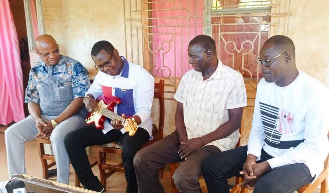 Burkina Faso : La célèbre guitare rouge de Thomas Sankara entre au patrimoine national