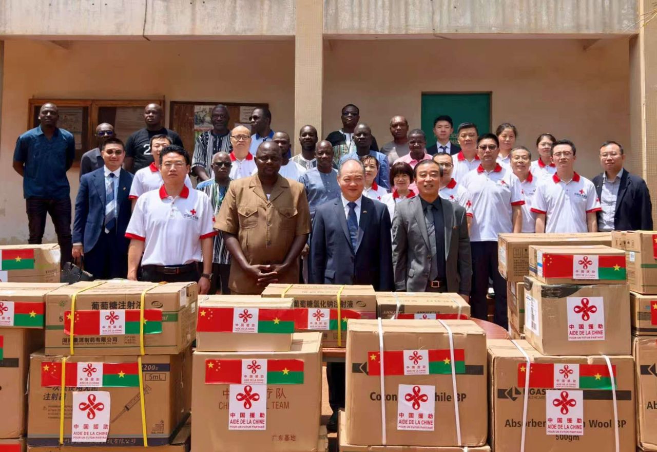 Coopération sanitaire sino-burkinabè : la Chine offre du matériel médical au CHR de Koudougou