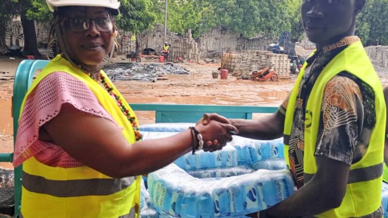 Faso Mêbo: L&rsquo;artiste Célestine Tingueri offre 5 sacs de ciment et des packs d&rsquo;eau à l&rsquo;initiative