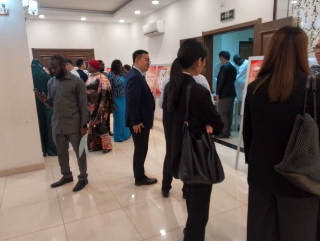 Des invités découvrant les photos de l’armée chinoise face à l’armée japonaise