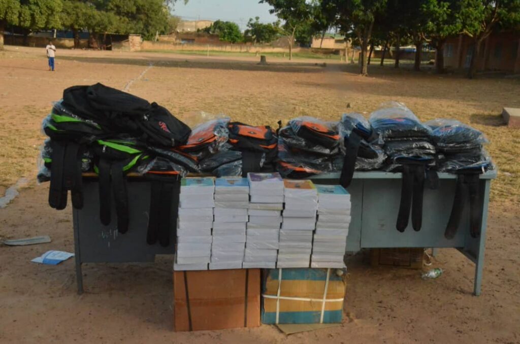 Les fournitures reçus par les élèves 