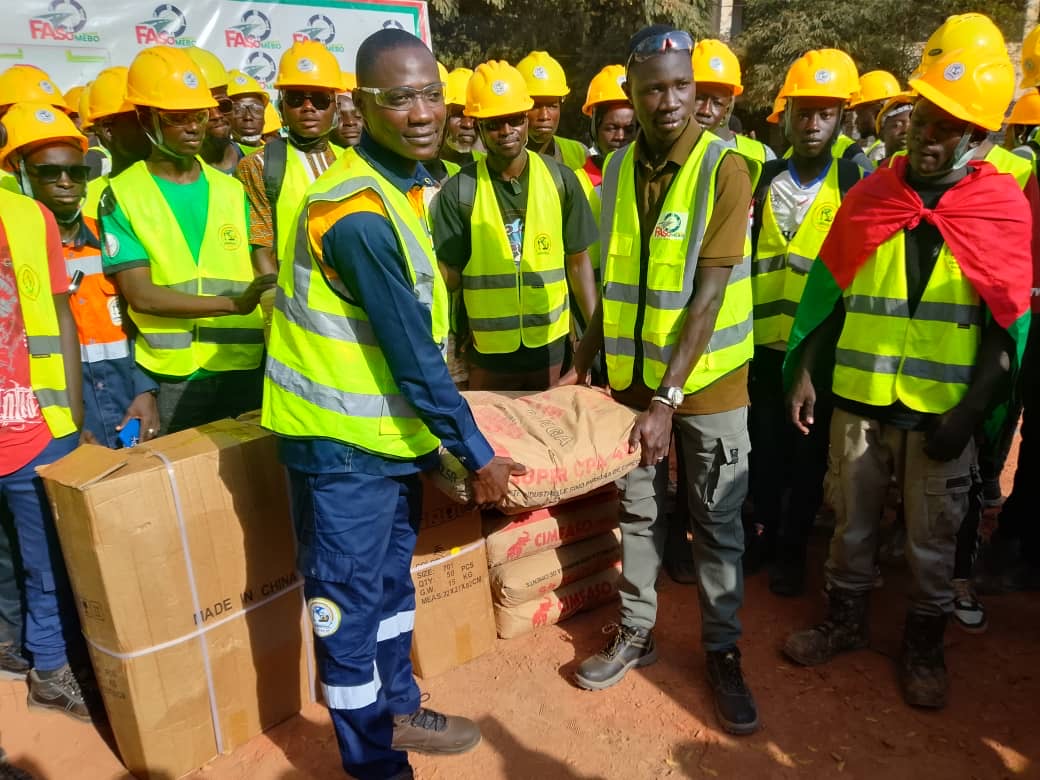Faso Mêbo : Le CFPI-ESEM International offre une tonne de ciment et des équipements de sécurité