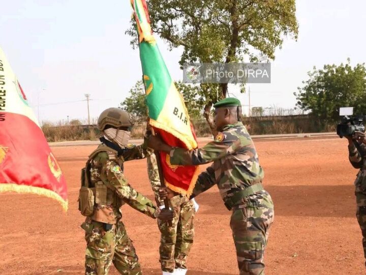 INFOS AES-Mali/BASE 101 DE SENOU : Remise des étendards aux premiers Bataillons d’Intervention Rapide