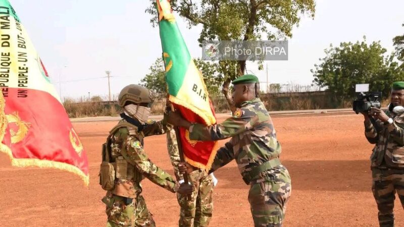 INFOS AES-Mali/BASE 101 DE SENOU : Remise des étendards aux premiers Bataillons d’Intervention Rapide