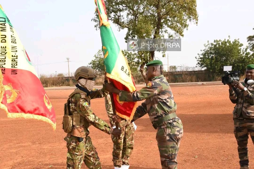 INFOS AES-Mali/BASE 101 DE SENOU : Remise des étendards aux premiers Bataillons d’Intervention Rapide