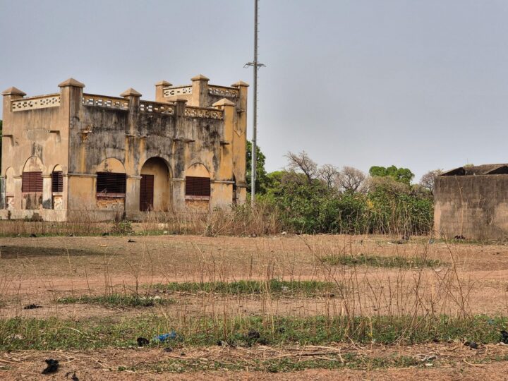 Décrypt | Gares en ruine, mémoire brisée : le prix silencieux des choix économiques