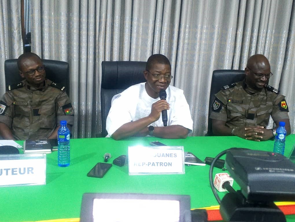 Le présidium lors de la présentation de l’œuvre