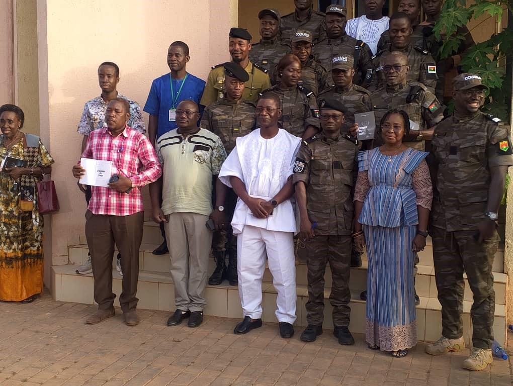 La photo de famille à l’issue de la dédicace