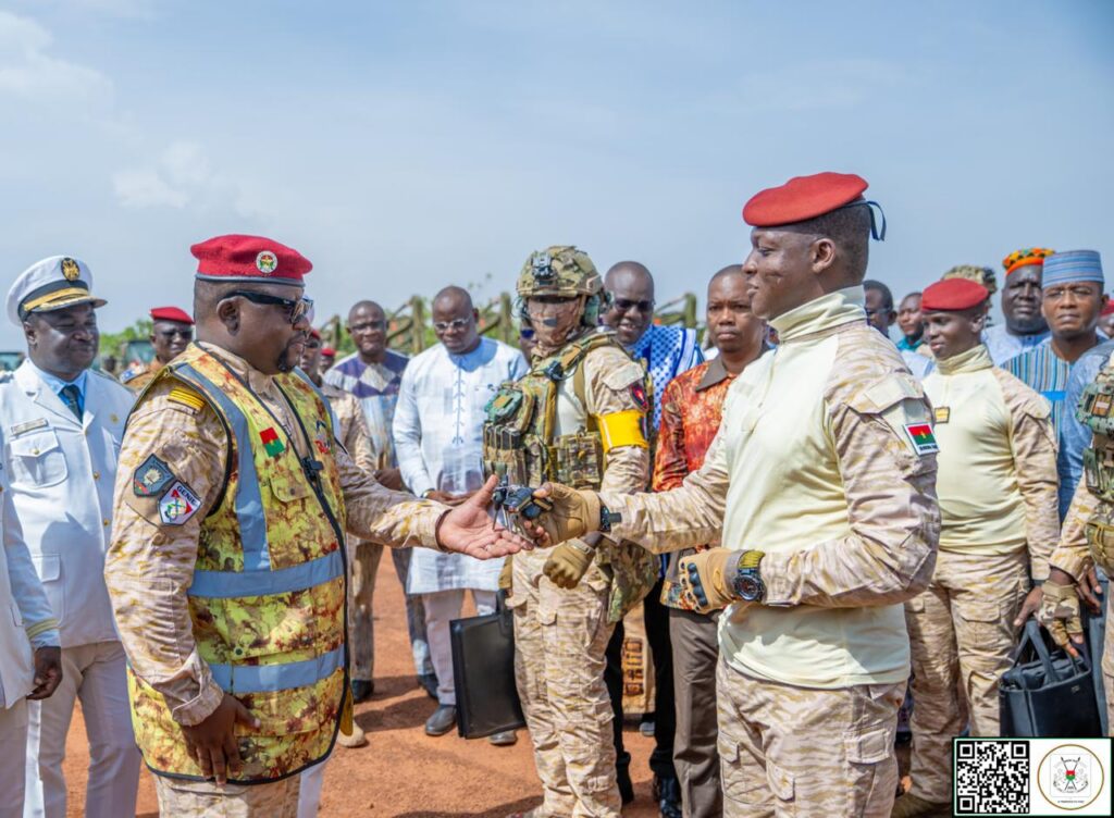 Remise symbolique des clés : « Vous allez utiliser ces engins pour renforcer et accélérer les travaux de l'autoroute », a dit le Président du Faso, le Capitaine Ibrahim TRAORÉ au Directeur Général de l'Agence Faso Mêbo