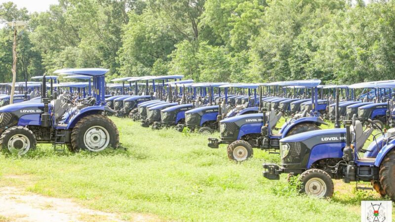 Filière coton/Burkina : 100 tracteurs remis aux producteurs pour renforcer la mécanisation agricole