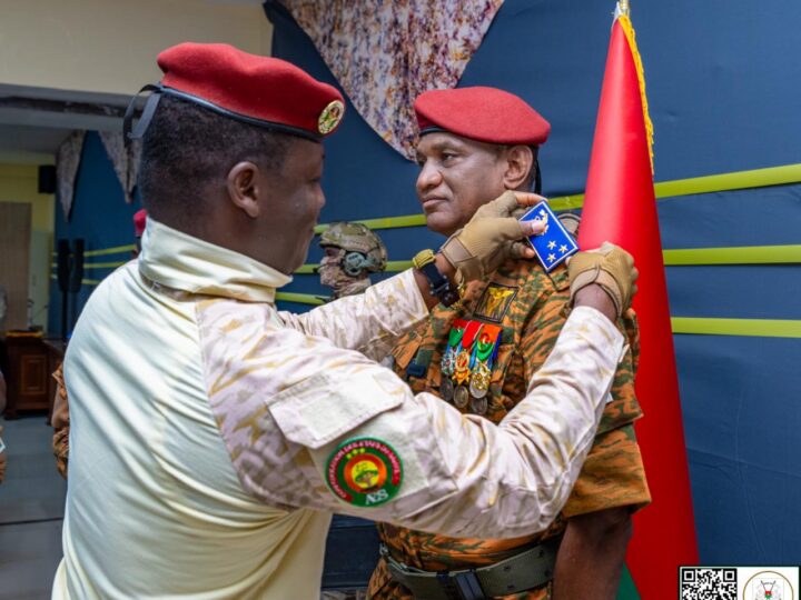 Forces armées nationales : Le Camarade Capitaine Ibrahim TRAORÉ remet les attributs de Général aux nouveaux promus