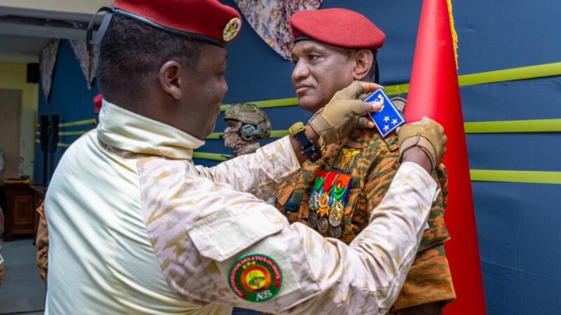 Forces armées nationales : Le Camarade Capitaine Ibrahim TRAORÉ remet les attributs de Général aux nouveaux promus