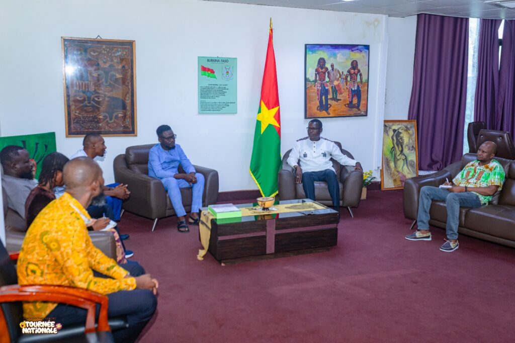 Le ministre Pingdwendé Gilbert Ouédraogo échange avec l'humoriste Kaboré L'Intellectuel lors de l'audience du 14 juillet 2026.