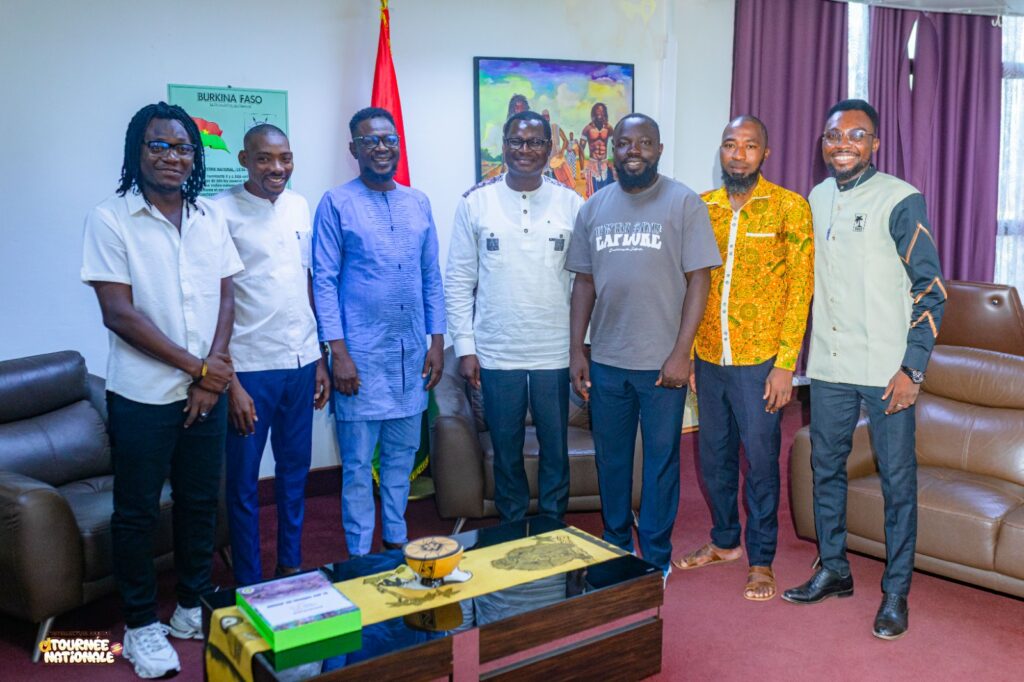 Photo de famille à l'issue de l'audience accordée par le ministre de la Communication, de la Culture, des Arts et du Tourisme au comité d'organisation de la tournée nationale de Kaboré L'Intellectuel.